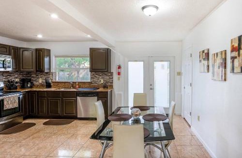 Conway House | Cozy 2br Retreat Laptop Ready & Pets Ok