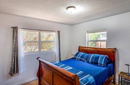 Conway House | Cozy 2br Retreat Laptop Ready & Pets Ok