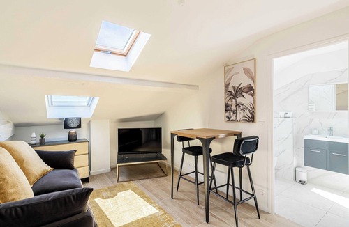 Prado - Republique Apartment | Cozy apartment - Bright skylight - Cannes center