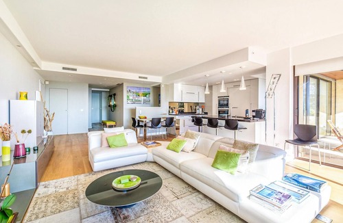 Golfe Juan Apartment | Cozy apartment in Vallauris with WiFi