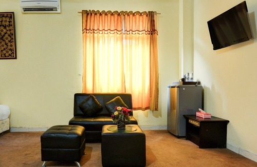 Palembang House | Cozy Double Escape W/Free WiFi and Parking