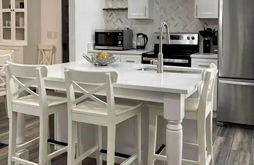 Sanford House | Cozy Historic home with 2 king size beds in Sanford