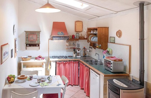 Calcinaia House | Cozy home in Fornacette PI with WiFi