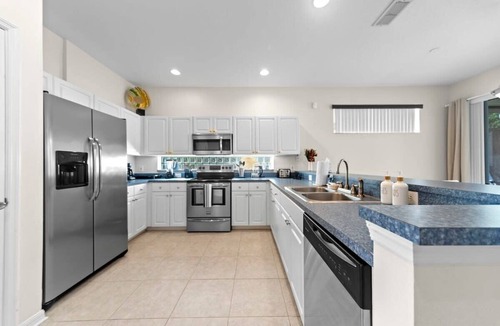 Sunset Lakes House | Cozy Retreat | 4BR House | Lake View | Pool