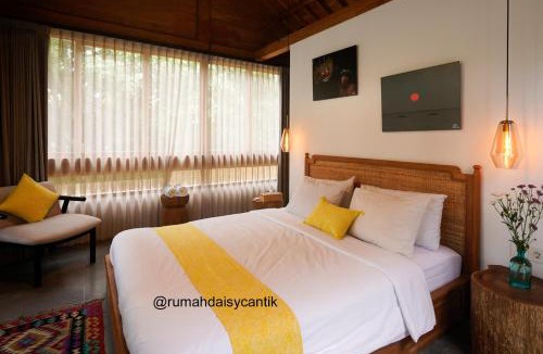 Nyambu Bed & Breakfast | Cozy Room Monkey View in Kaba-Kaba