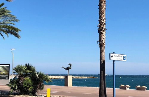 Cros-de-Cagnes Apartment | Cros de Cagnes-sur-Mer building facing the sea