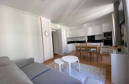 Liberation Apartment | Détendez Vous Dans cet Appartement 2 Pièces Calme Élégant Rénové Entièrement