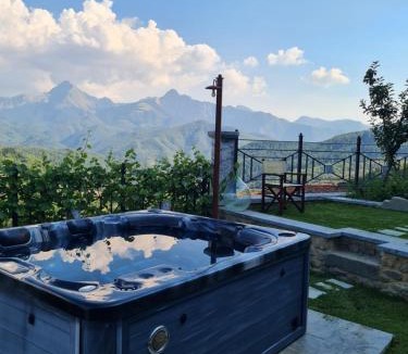 Casola in Lunigiana House | DA ERCOLE casa vacanze di lusso con giardino, piscina e idromassaggio.