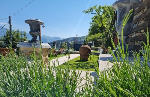 Casola in Lunigiana House | DA ERCOLE casa vacanze di lusso con giardino, piscina e idromassaggio.