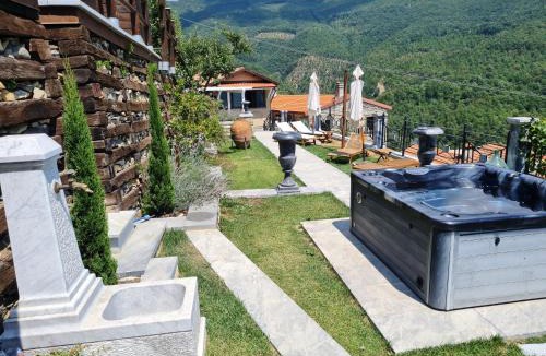 Casola in Lunigiana House | DA ERCOLE casa vacanze di lusso con giardino, piscina e idromassaggio.