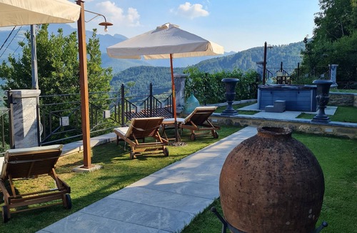 Casola in Lunigiana House | " DA ERCOLE " LUXURY HOLIDAY HOME WITH SWIMMING POOL, JACUZZI AND GARDEN.