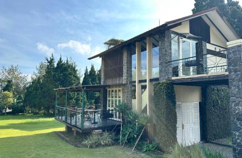 Parongpong Villa | De Villa Istana Bunga Lembang by YourHome