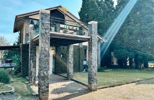 Parongpong Villa | De Villa Istana Bunga Lembang by YourHome