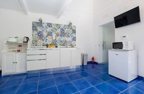 Liparlati Apartment | De Vivo Realty - Santoro Suite in Positano with a private hot tub