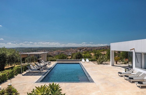 Avola Villa | Dietro al Muro - Four Bedroom Villa, Sleeps 10