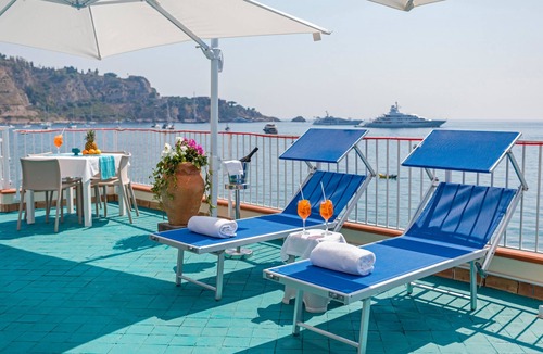Villagonia Apartment | Double Room 'Second Floor 316' with Shared Terrace, Wi-Fi and Air Conditioning