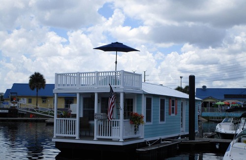 Sanford Boat Rental | Downtown Floating Bungalow Historic Sanford Lake Monroe Marina