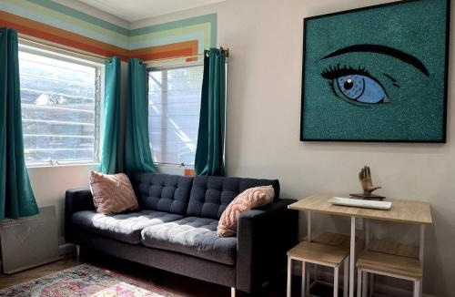 Colonialtown North Apartment | Downtown Groovy Studio