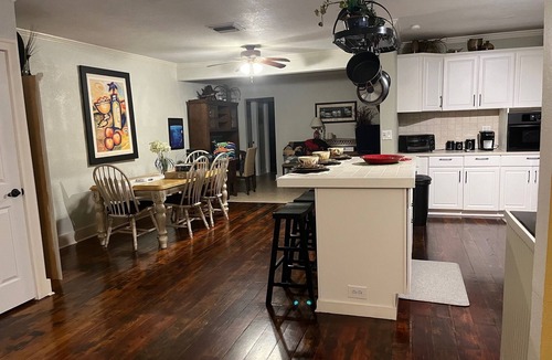 Orlando House | DT Orlando 3 Miles, Relax Water View Deck. Walk to many restaurants, fast foods