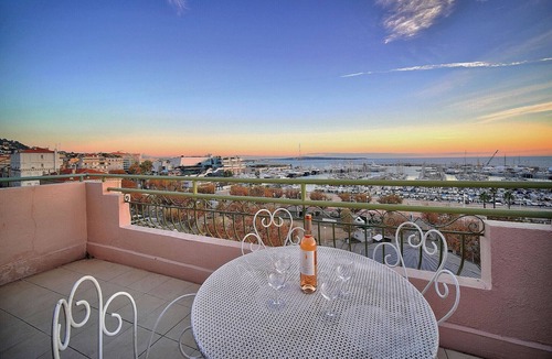 Cannes Old Town Apartment | DUPLEX EXCEPTIONNEL AVEC VUE MER A1B059