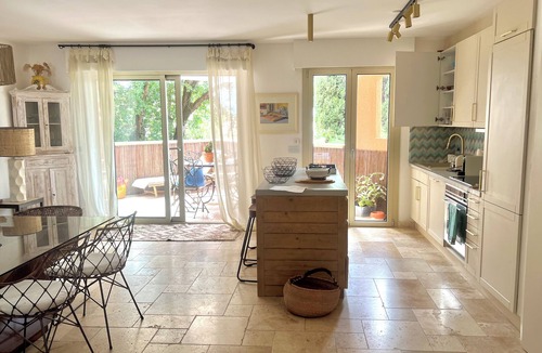 Saint-Tropez Apartment | Elegant 3-bedroom apartment in the center, pool + parking included