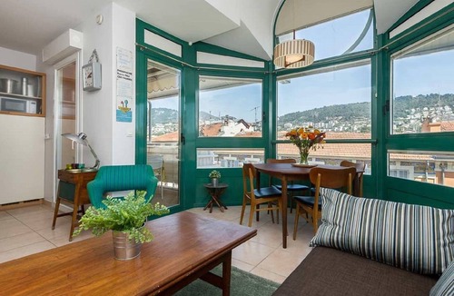 Quartier du Port Apartment | Elegant Holiday Home in Nice with Balcony