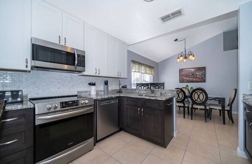 Bellavida House | Elegant Home with Pool, Spa & Lake View