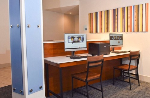 Southeast Orlando House | Enjoy modern amenities at our new Lake view room !