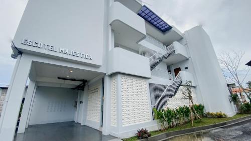 Babakan Hotel | Escotel Majestica
