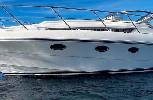Le Suquet Boat Rental | Exclusive stay on a yacht in the old harbour in the center of Cannes