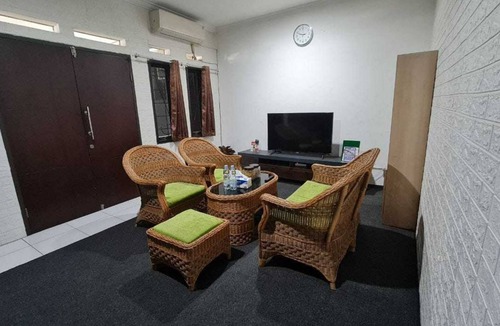 Bandung Hotel | EXPRESS O 92035 Rumah Singgah 8b Syariah