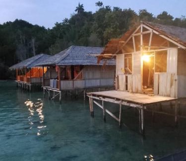 Pianemo Islands House | Fam Wall Homestay