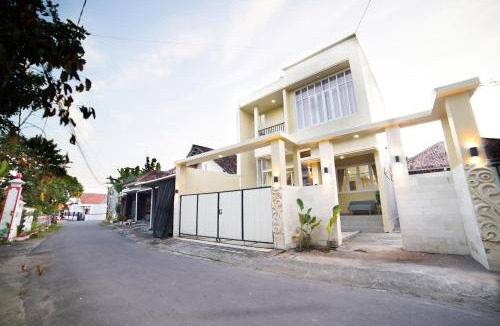 Sleman House | Family Villa in Central Sleman with Playground