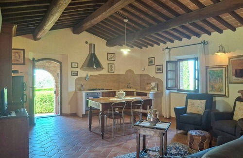 Asciano Apartment | Farmhouse apartment with pool near in Asciano
