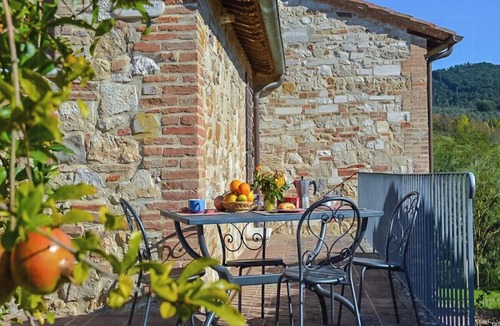 Asciano Apartment | Farmhouse apartment with pool near in Asciano