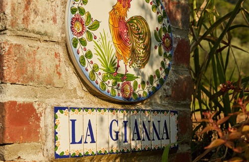 Nocchi House | Farmhouse La Gianna - Apartment in the hills - Beach club in Viareggio included