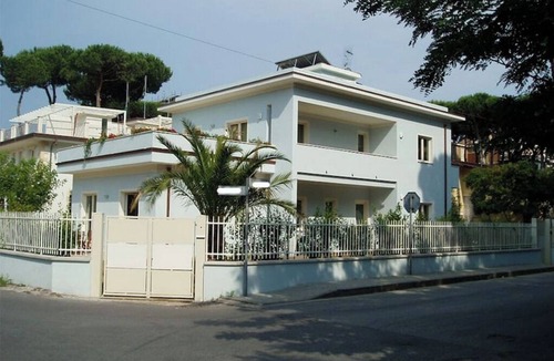 Lido di Camaiore Apartment | Few steps from the sea, private garden and parking space, quiet and green area