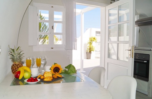 Karterados House | Fira-cave-sleeps 13-parking-pool-pet Friendly