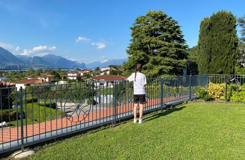 Montinelle Apartment | Flowers & garden apartment con vista lago