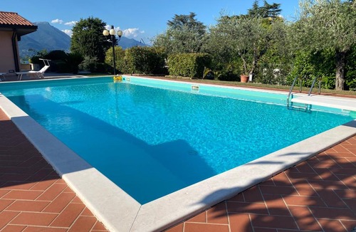 Montinelle Apartment | Flowers & garden apartment con vista lago
