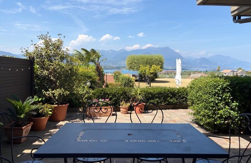 Montinelle Apartment | Flowers & garden apartment con vista lago