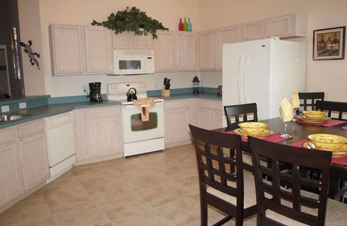 Woodridge Villa | fully fenced back yard !