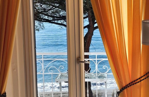Maiori Resort | Galene - beachfront Costa d'AmalfinnCharming double bedroom with seaview balcony