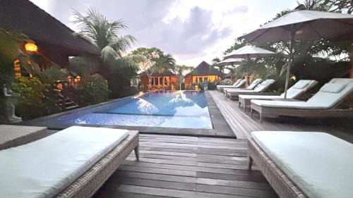 Mushroom Bay Resort | Gedong Nusa Huts