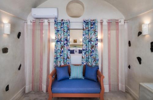 Megalochori House | Gilbert's Cave with cave jacuzzi