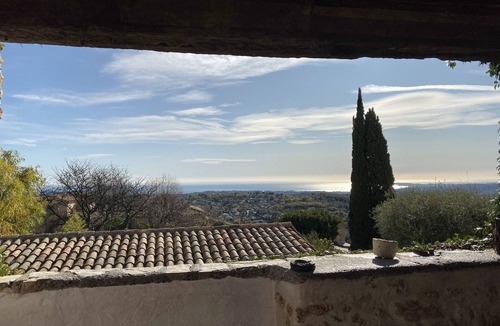 Saint-Jeannet Cottage | Gite de groupe La Ferrage in the heart of the cote d'azur. top value for money.