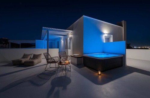 Agia Paraskevi Apartment | Golden Sunrise Suites - Santorini Superior Suite