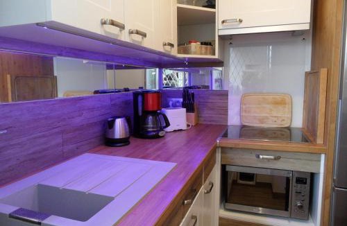 Golfe Juan Apartment | Grand Studio neuf face port et plage, parking privé