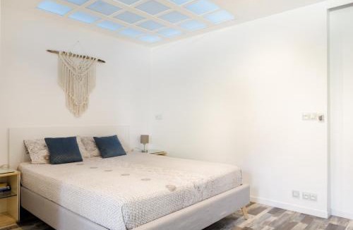 Golfe Juan Apartment | Grand Studio neuf face port et plage, parking privé