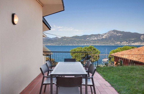 Torri del Benaco Apartment | Greenery Loft With Lake View